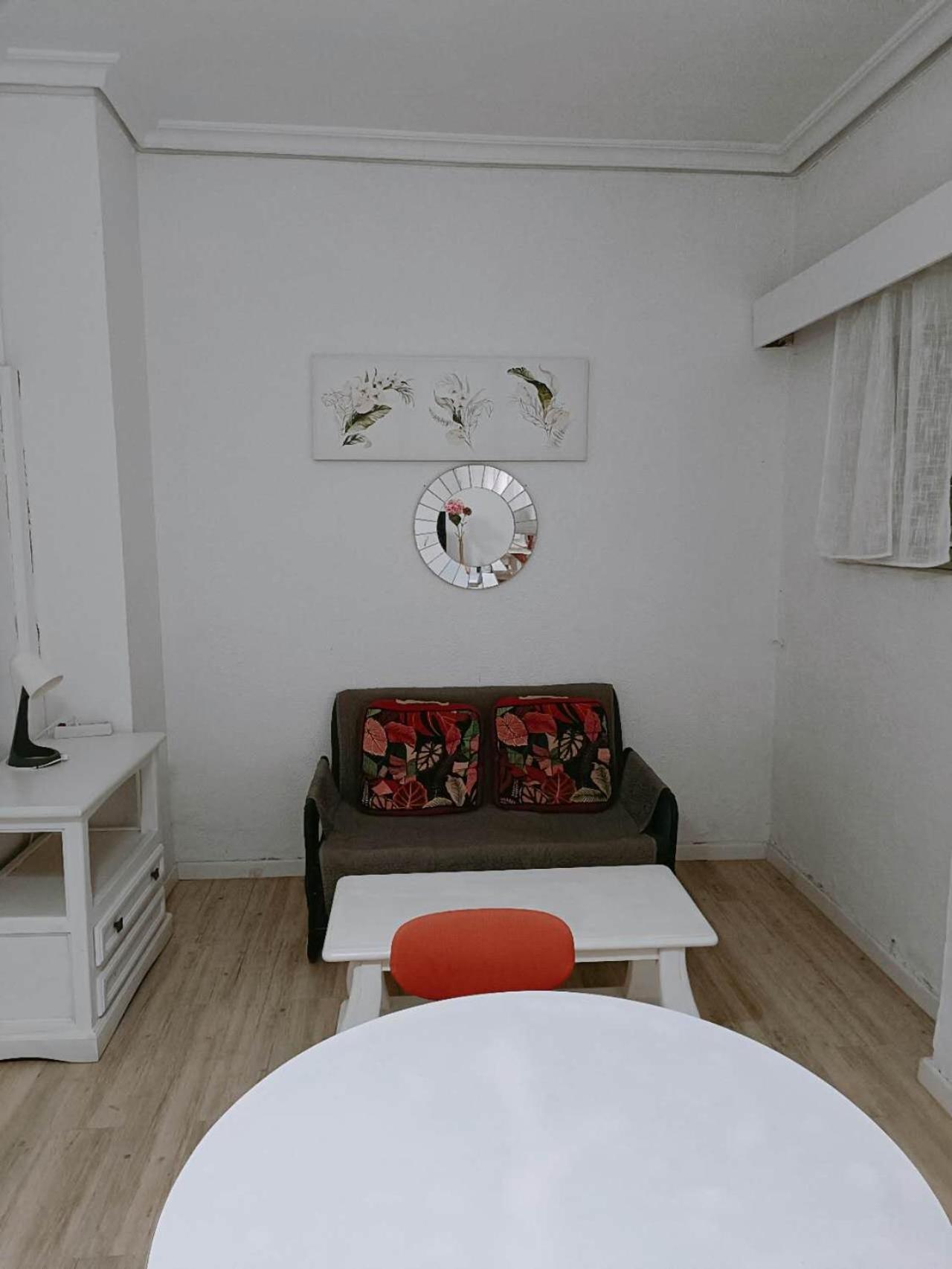 8 Mins Walk To Train Station Low Cost Youth Hostel Sewilla Zewnętrze zdjęcie